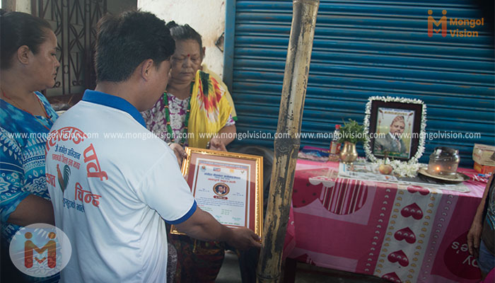 झापा जिल्लासभाद्वारा समवेदना पत्र हस्तान्तरण
