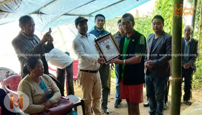 प्रेसिडेण्ट बुद्धलाल मेचेद्वारा समवेदना पत्र हस्तान्तरण