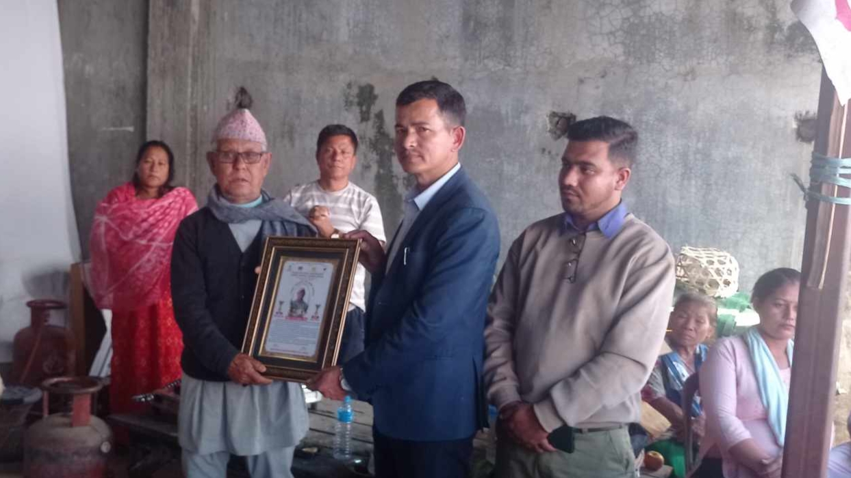 केन्द्रिय सदस्य श्रेष्ठको परिवारलाई समवेदना हस्तान्तरण