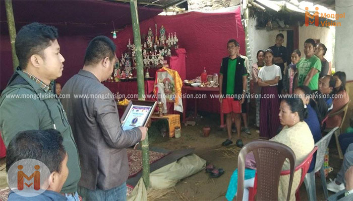 प्रेसिडेण्ट बुद्धलाल मेचेद्वारा समवेदना पत्र हस्तान्तरण